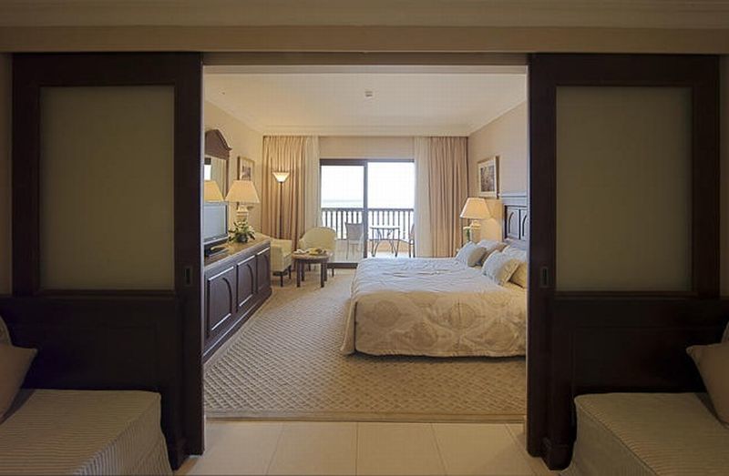 Miramar Al Aqah Beach Resort Εξωτερικό φωτογραφία A bedroom at the Four Seasons Hotel