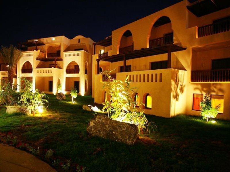 Miramar Al Aqah Beach Resort Εξωτερικό φωτογραφία The resort at night