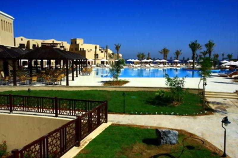 Miramar Al Aqah Beach Resort Εξωτερικό φωτογραφία The swimming pool at the resort