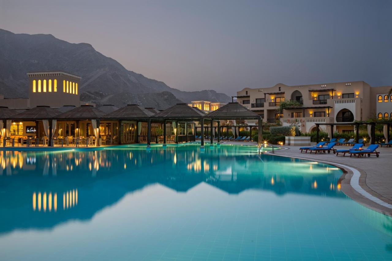 Miramar Al Aqah Beach Resort Εξωτερικό φωτογραφία The resort at night